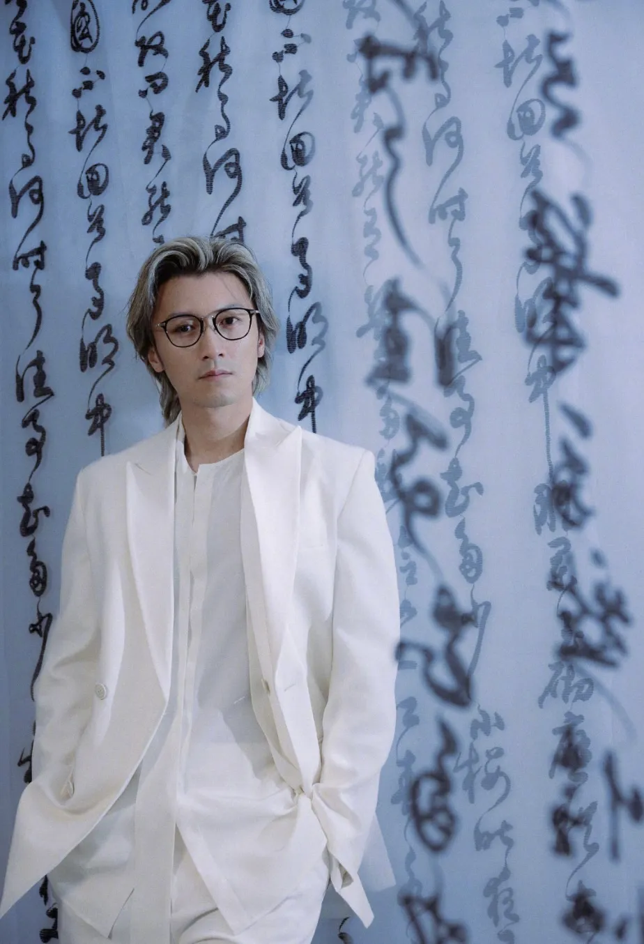 謝霆鋒日前以帥氣的白色西裝造型,現身上海電影節。翻攝謝霆鋒FansClub微博