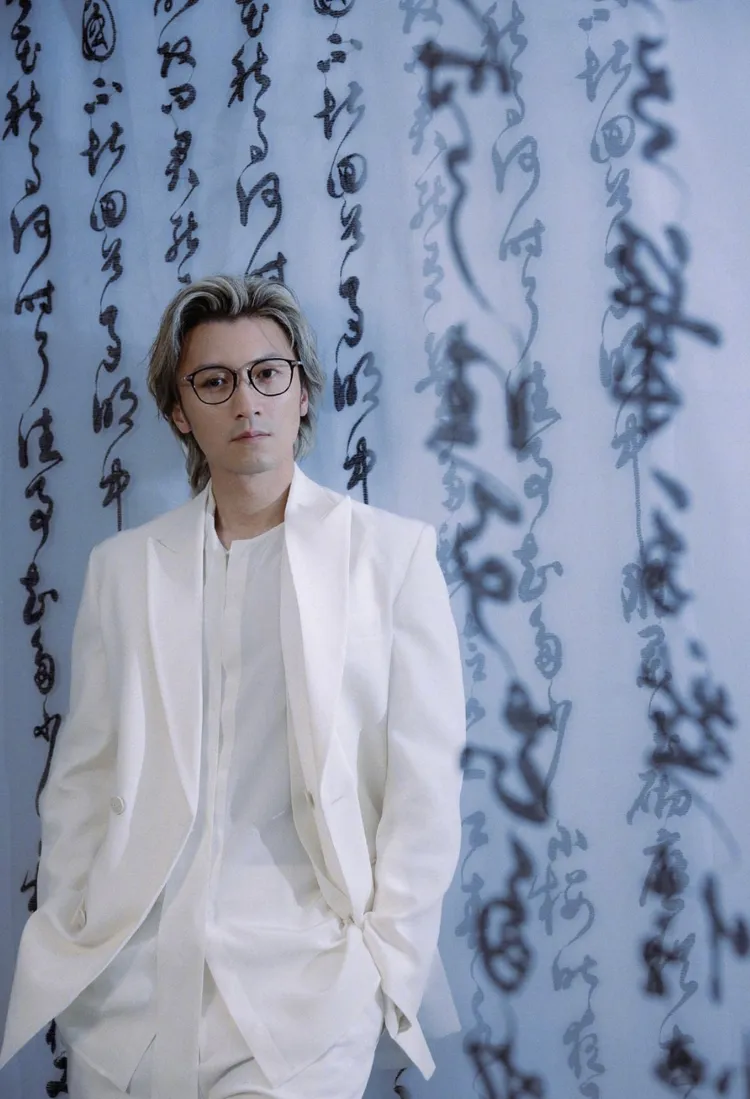 謝霆鋒日前以帥氣的白色西裝造型，現身上海電影節。翻攝謝霆鋒FansClub微博