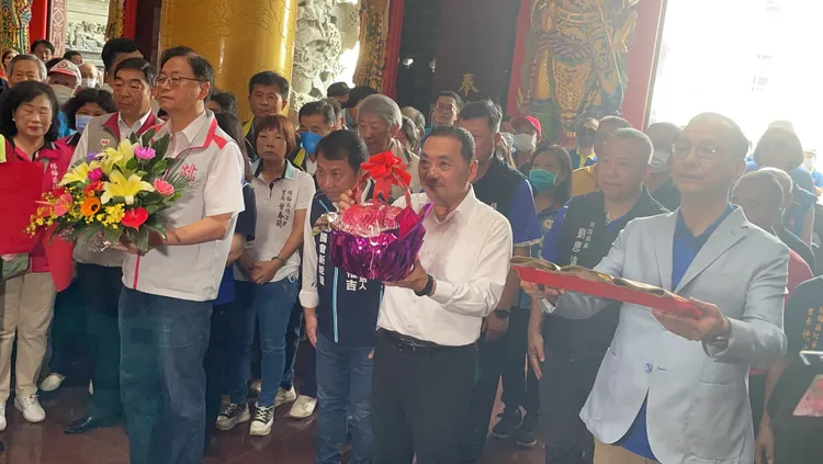 侯友宜和朱立倫及張善政到楊梅錫福宮參香。張沛森攝