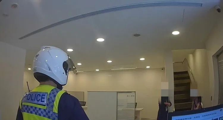 警方讓婦人打消匯款念頭。翻攝畫面