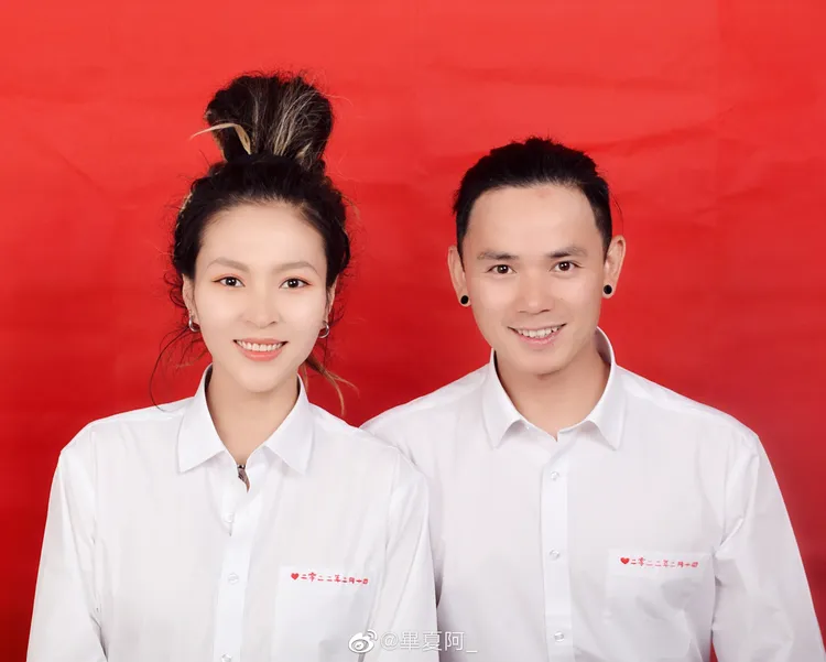 張恒遠（右）和畢夏去年2月領證結婚，3月舉行婚禮。翻攝畢夏微博