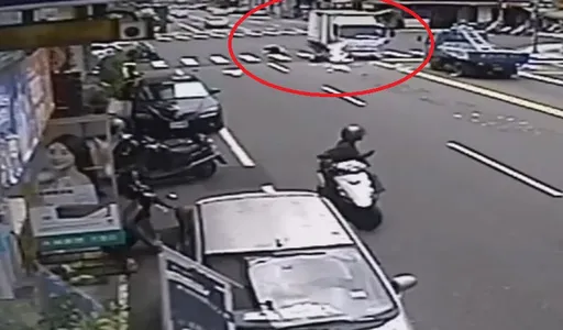 畫面曝光！機車撞違規小貨車瞬間起火　騎士命大手腳擦傷
