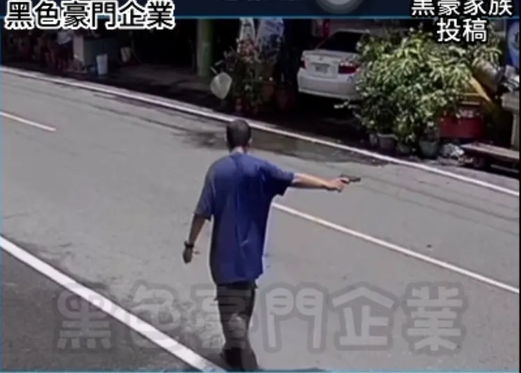 男子舉槍示意警方別靠近。翻攝自黑色豪門企業