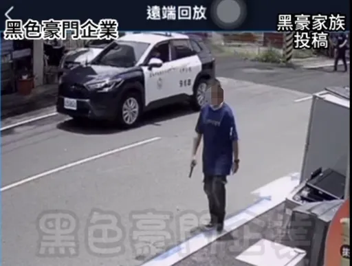 傻眼片|男子持枪逛大街!嚣张举枪要警车别靠近 警不费一枪一弹1招搞定