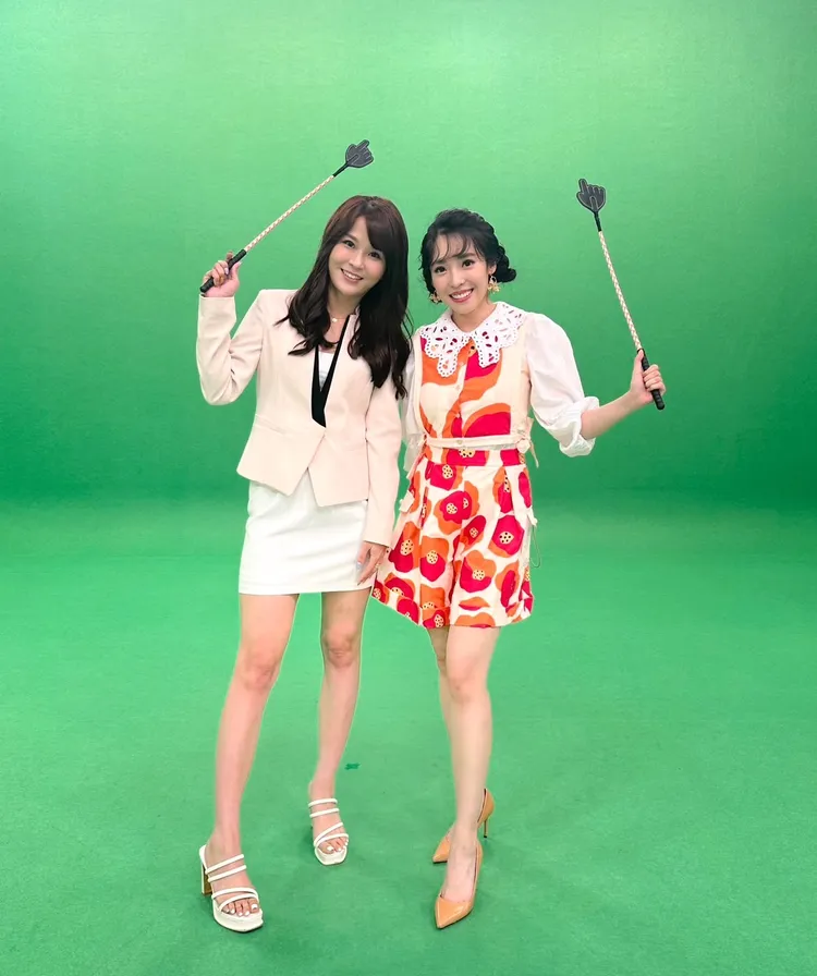 丟丟妹(左)與主播沈泳吟搭檔共同播報新聞。年代提供