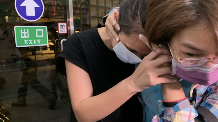 幼保員何女(左，黑衣)3萬元交保。丁牧群攝