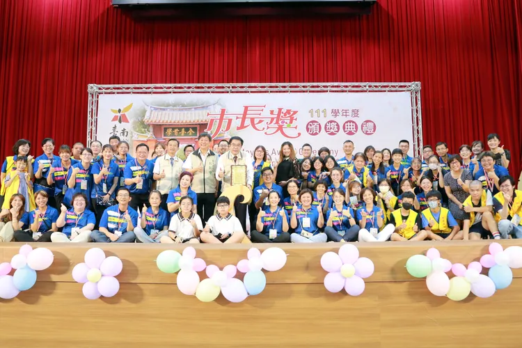 黃偉哲與13區市長獎得主合照。市府提供