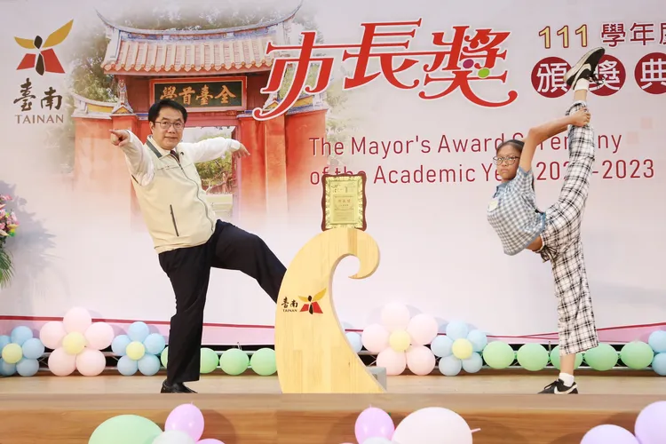 黃偉哲擺拍無極限。市府提供