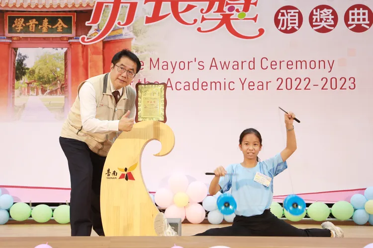 有學子直接來個一字馬。市府提供