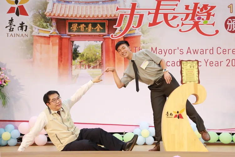 黃偉哲全力配合演出。市府提供