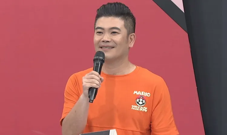 馬國畢沒錢包紅包給林道遠，報名當婚禮主持，卻大遲到二進才到場。中天提供
