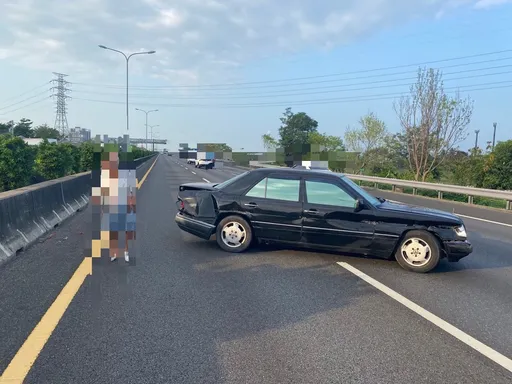 猜不透片｜老賓士國道左右飄移「慢」游3車道　大車不敢超！結局令人傻眼