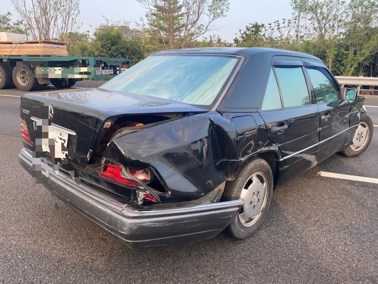 賓士車車尾凹陷。讀者提供