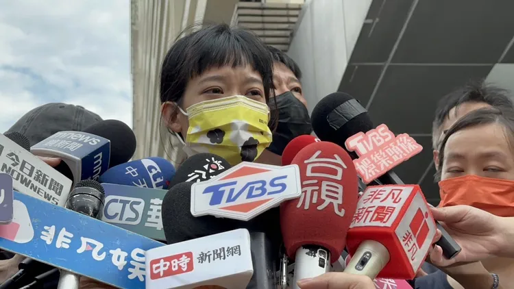 孟耿如稍早在長庚醫院外接受訪問。特勤中心攝