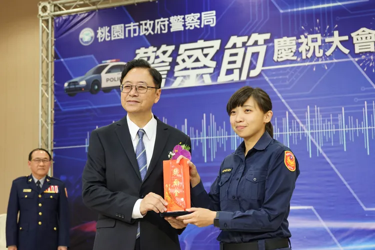 張善政頒發獎勵金。桃園市府提供