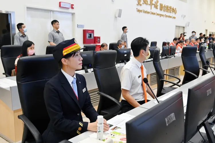 陳建仁感謝台鐵局、高鐵公司、高速公路局及國道公路警察局同仁犧牲連假，執行交通疏運工作。政院提供