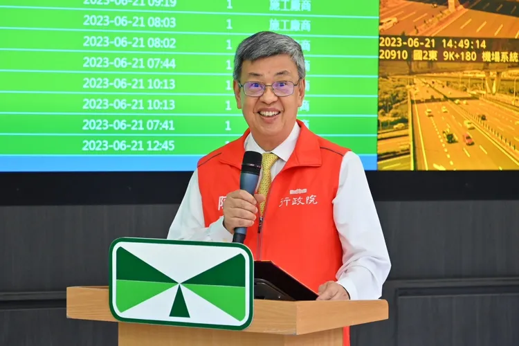 陳建仁昨赴高公局北區交通控制中心視察並致詞。行政院提供