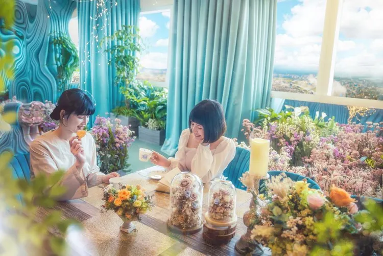 KKday與台北101獨家推出「高空夏日野餐套組」，將89F觀景台打造愛麗絲夢遊仙境夢幻打卡點，可以盡情拍網美照打卡。台北101提供