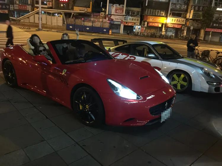 羅百吉PO出超跑違停地點被認出是在古亭捷運站旁。翻攝羅百吉臉書