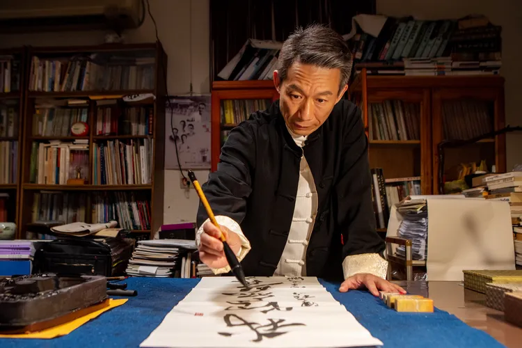 郭子乾飾演書法家「張明萊」，老頑童個性是整齣戲紓壓歡笑的調味劑。大愛提供
