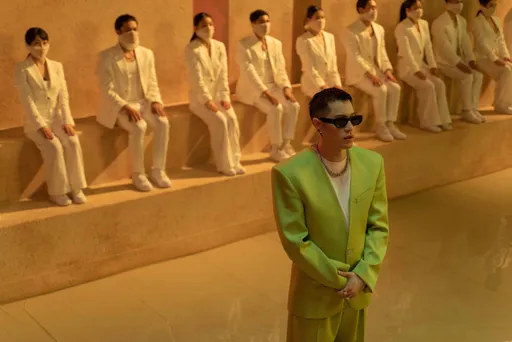 周湯豪躍升品牌新寵兒半年手握8代言 偕母比莉走紅毯預告「帥、美」