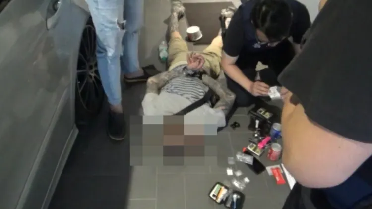 警方壓制嫌犯並起獲證物。翻攝畫面