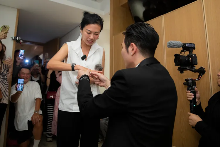 蕭敬騰單膝下跪向女友求婚。喜鵲娛樂提供