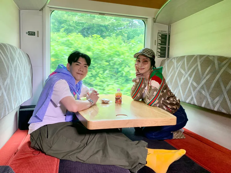 陳美鳳（右）和小鹿搭乘五能線電車，車內包廂座位有自己的空間，可以改成臥躺式，透過大玻璃悠閒的欣賞無敵風景。民視提供