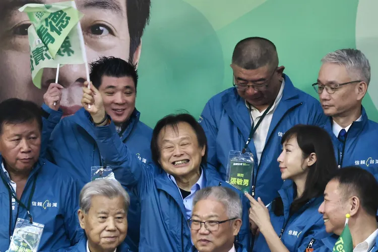 台北市議員王世堅（中）與立委何志偉在現場並無太多互動。林林攝