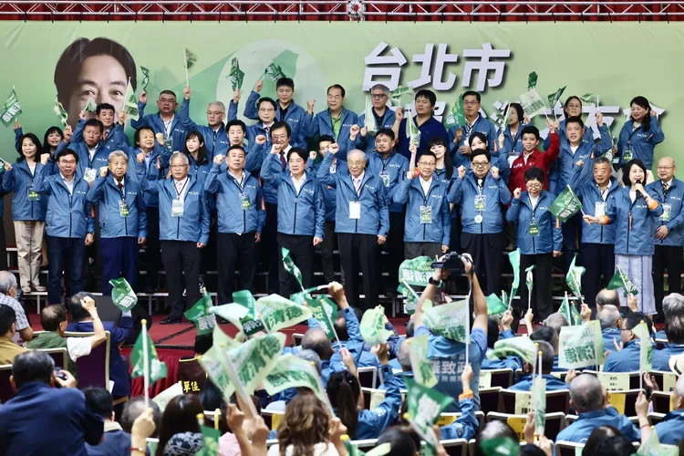 近千名支持者湧入現場擠爆會場。林林攝