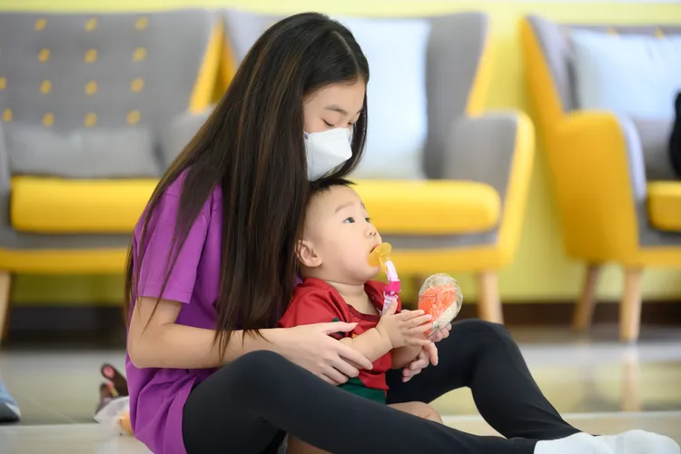 妞妞耐心陪伴小朋友。