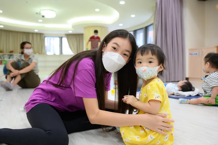 妞妞參與衛教活動，和小妹妹互動。