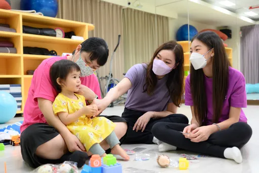 曾馨瑩300萬獻愛早產兒基金會 14歲愛女妞妞化身小老師