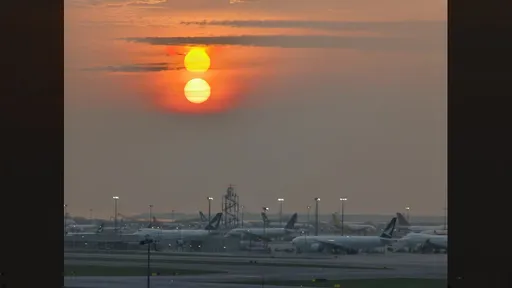 港機場驚現「雙日凌空」上下相疊 奇景照瘋傳!把專家都難倒了