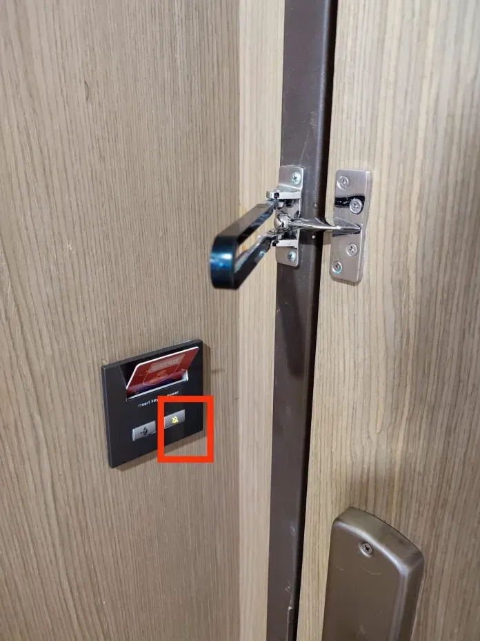 發文者強調，有按下房內的「勿擾」按鍵(紅圈處)。翻攝自記者新聞網