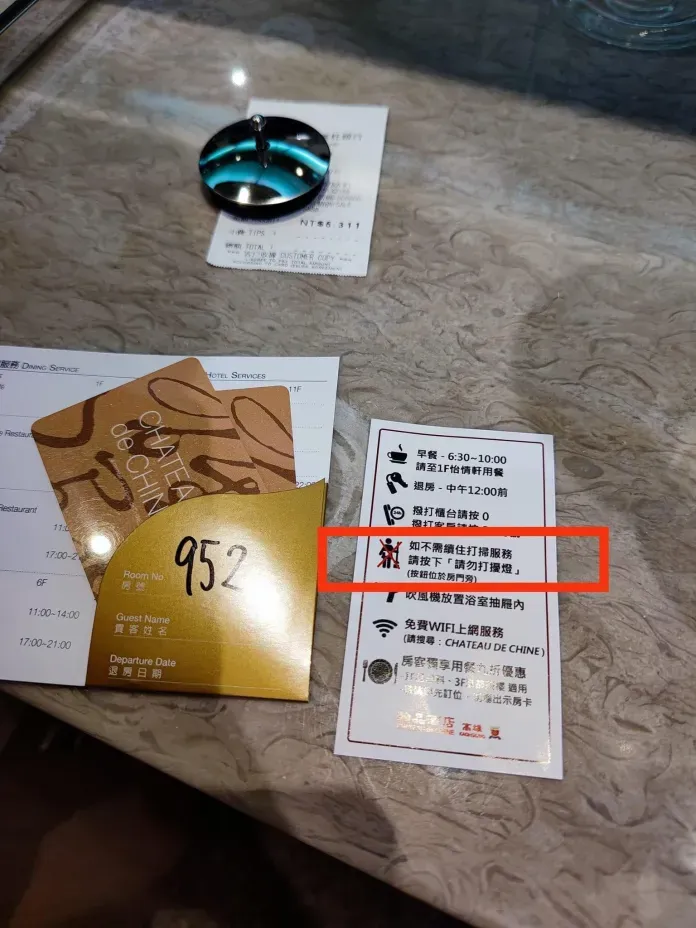 當事人稱也有告知飯店櫃台不用打掃。翻攝自記者新聞網