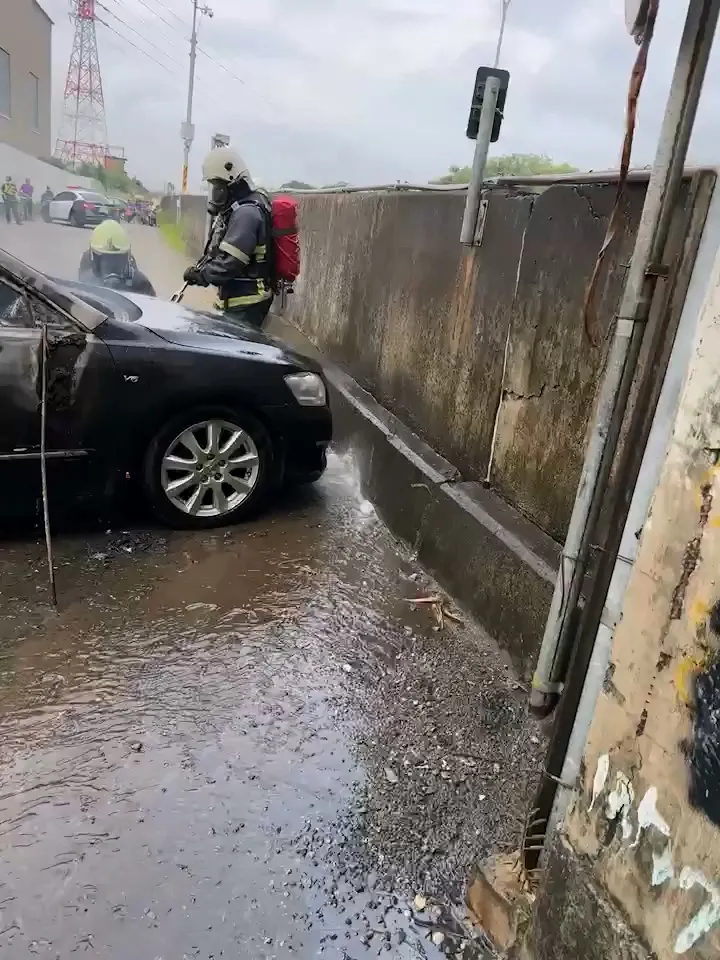 自小客車車頭正對著牆面，但沒有碰撞跡象。民眾提供