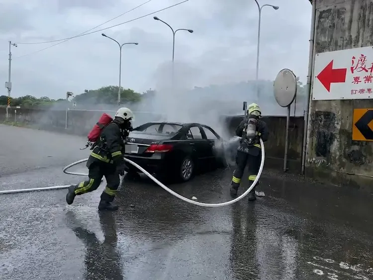 消防人員撲滅火勢，赫見駕駛座有焦屍。民眾提供