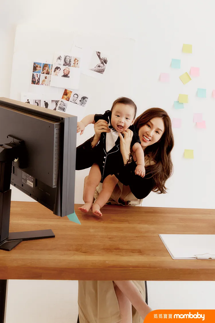 張齡予（右）從瑣碎日常貼近兒子。媽媽寶寶雜誌提供