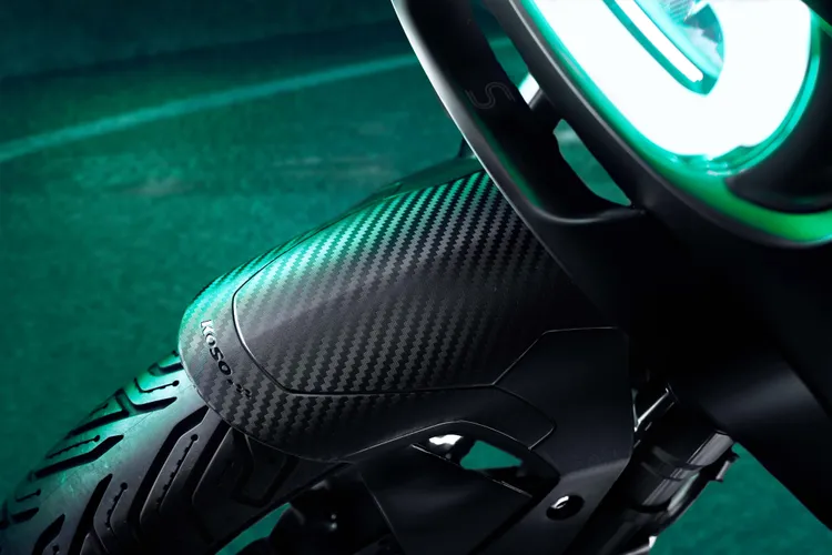 外觀升級KOSO 類碳纖維前土除。原廠照片