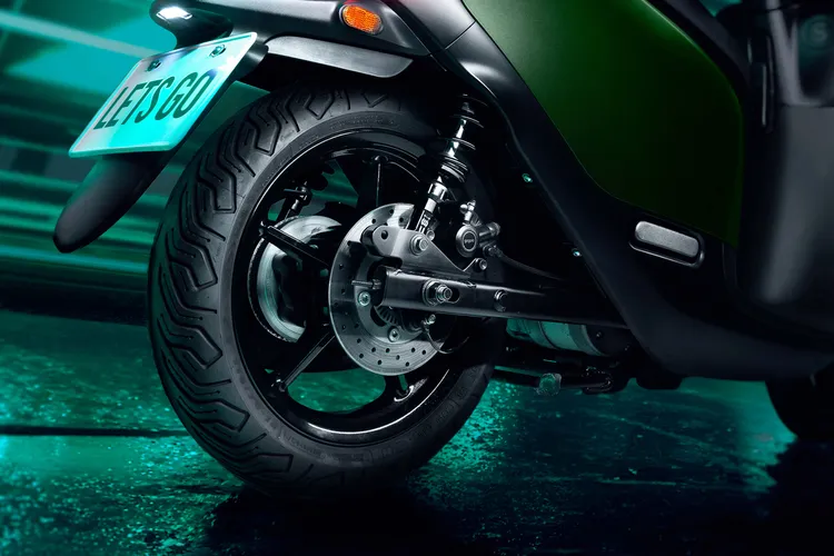 Gogoro SuperSport搭載前 14 吋後 13 吋 Michelin City Grip Saver 全天候性能胎、重車等級的 Bosch ABS 10 雙迴路煞車系統。原廠照片
