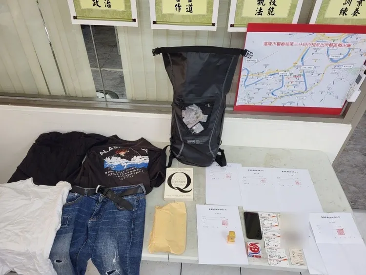 警方查扣空白假投資收據、印章及犯案用手機等證物。翻攝照片