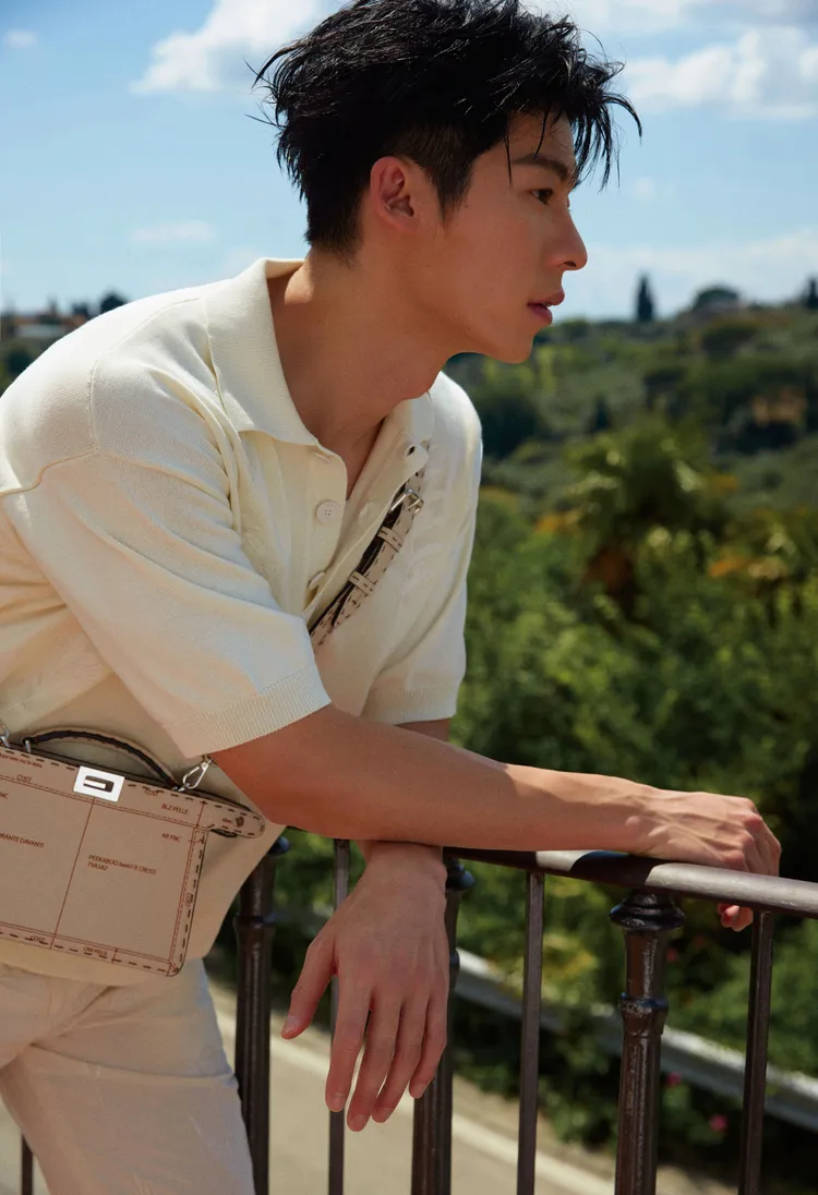 身為FENDI形象大使的許光漢，於秀場外拍攝的側臉帥照，搶戲的微凸喉結，更讓不少粉絲直呼性感。品牌提供