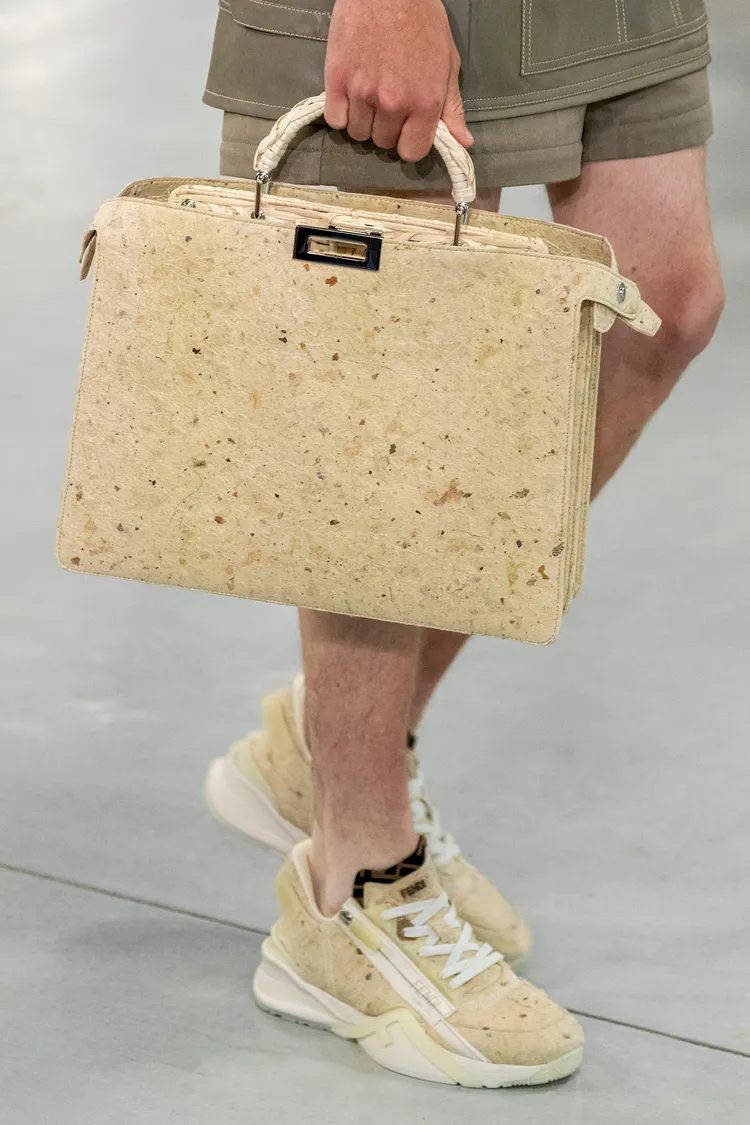 在FENDI與日本知名建築師隈研吾攜手打造的FENDI KENGO KUMA項目中，以特殊材質重塑出旗下Peekaboo、Baguette Soft Trunk包款與FENDI Flow運動鞋等3款經典單品。品牌提供