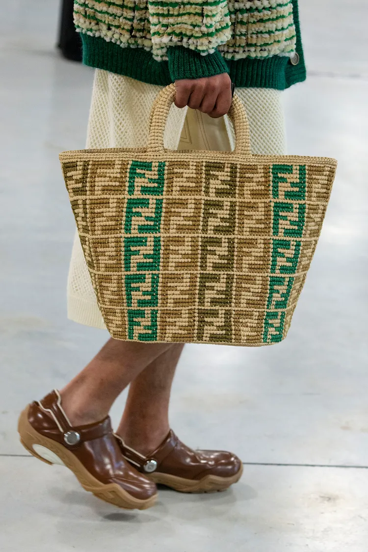 以拉菲草纖維、藤編等材質打造的手袋，呼應了系列中詠嘆的自然情懷。品牌提供