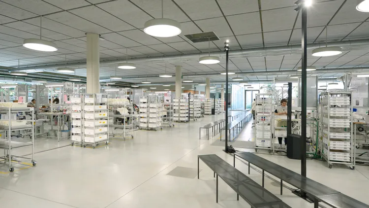 FENDI將2024春夏男裝大秀的伸展台，架設在位於佛羅倫斯近郊Capannuccia新落成的FENDI Factory皮件工廠內。品牌提供