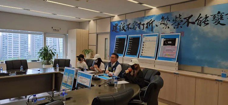 台中市議員黃健豪今日陪同3名女子召開記者會，控訴羅姓鐵路警察性騷擾。黃健豪服務處提供