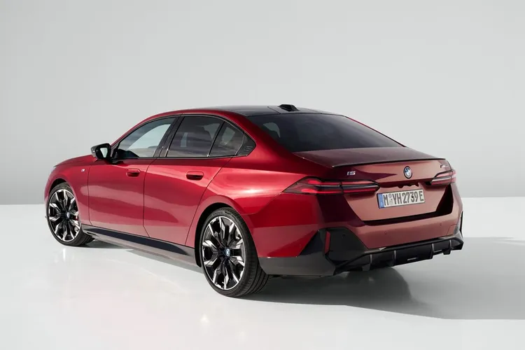 BMW i5以簡約精煉的筆觸保留動感的俐落線條，更刻劃出優雅與大氣氛圍。原廠照片