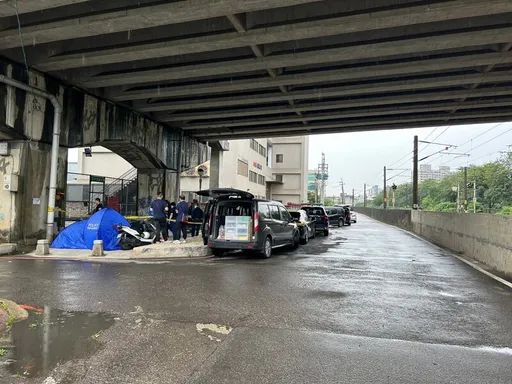 桃園市籃球場下發現男屍　詭異倒臥路旁！鑑識小組採證中