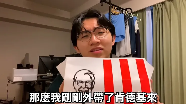 多米多羅稱讚日本肯德基炸雞，鮮嫩多汁很好吃。翻攝《多米多羅Domidolo》的YouTube頻道